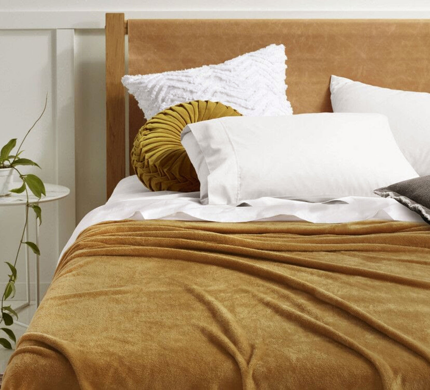 Accessorize Super Soft Blanket Queen/King Gold Harmony
Experience the ultimate comfort with our Accessorize Super Soft Blanket in Queen/King size! Made with luxurious, soft material, this blanket will keep you warm and cozy. The gold harmony design adds a touch of elegance to any room. Get ready to snuggle up and relax in style
