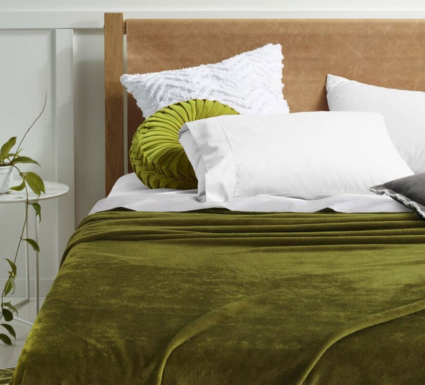 Accessorize Super Soft Blanket Queen/King Mossy Road

Indulge in ultimate comfort with the Accessorize Super Soft Blanket! Made for queen and king-sized beds, the Mossy Road design adds a touch of nature to your bedroom. Its luxurious feel and cozy warmth will have you snuggled up in no time. Perfect for a peaceful and relaxing night's sleep