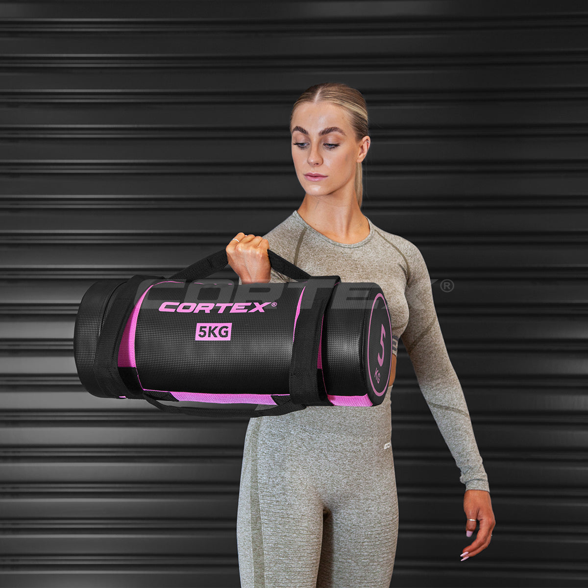 CORTEX &nbsp;15kg Power Bag

This CORTEX 15kg Power Bag is an essential tool for strength and conditioning. It allows for multi-joint movements and explosive exercises, increasing muscle engagement and building functional strength. With a durable material and adjustable weight, it's perfect for home or gym use.