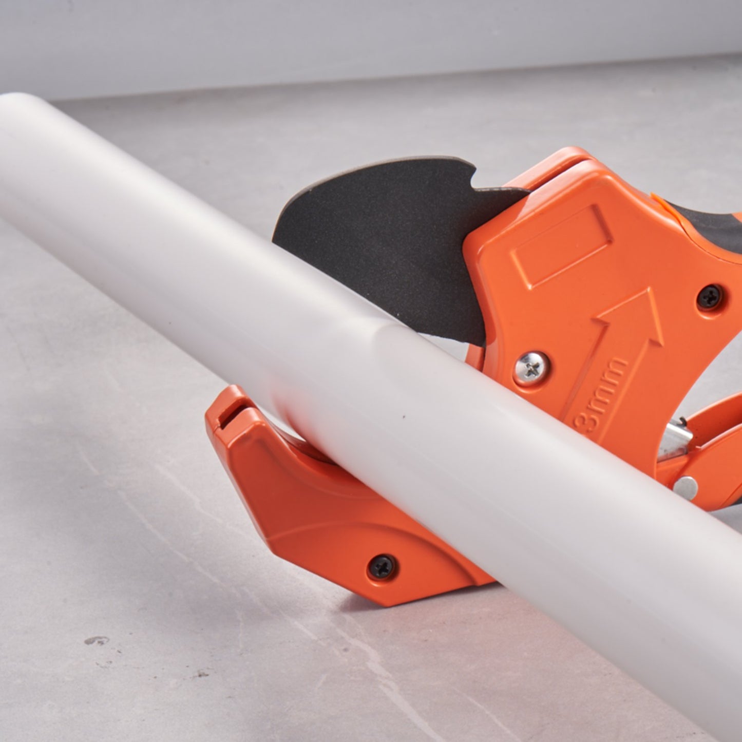 PVC Pipe Cutter, 0-2-1/2" O.D. Ratcheting PVC Pipe Cutter, Heavy Duty Tube Cutting Tool with Spare SK5 Blade for PVC, CPVC, PP-R, PEX, PE, Rubber Hoses